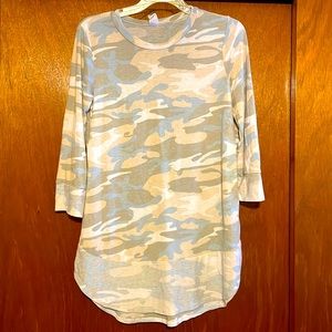 Light weight camo print quarter length tunic.